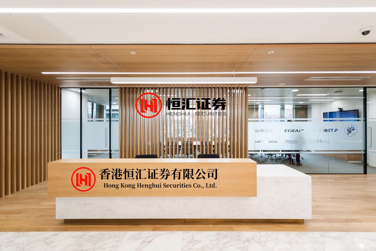 掌心策略 在风浪里稳住自己，才是终身浪漫的开始海边随想：在风浪里，活成自己的光海风吹乱发梢，却吹不凉眼底的热烈；浪涛拍打着礁石，却冲不散心中的笃定。就像此刻站在岸边的我们，不必追赶浪潮，不必迎合风向，只需穿着热爱的模样，踩着自己的节奏，在每一个清醒的当下，把平凡的日子，活成自带光芒的风景。生...